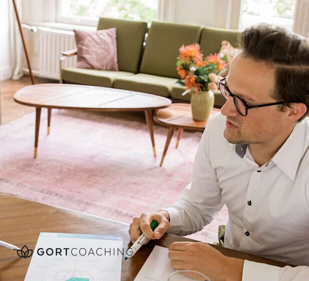 Burnout-Coach unterstützt Klienten im persönlichen Gespräch.