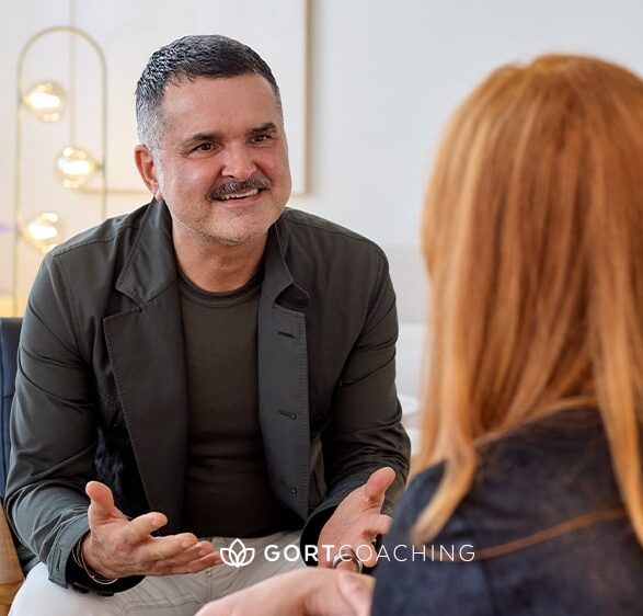 Coach unterstützt Klientin dabei, emotionale Kompetenzen für die berufliche Weiterentwicklung zu stärken.