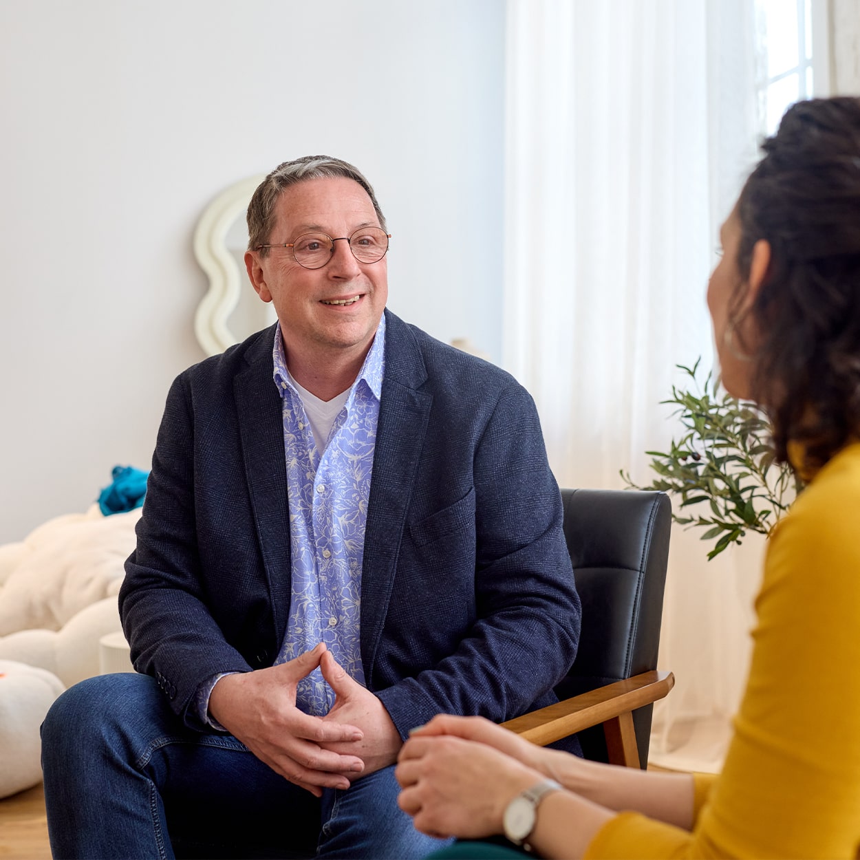 Coaching-Sitzung zwischen Coach und Geschäftsfrau in modernem Büro.