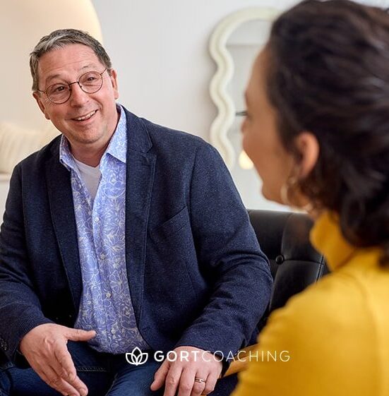 Coach arbeitet mit Klientin im Coachingprozess nach dem GROW-Modell.