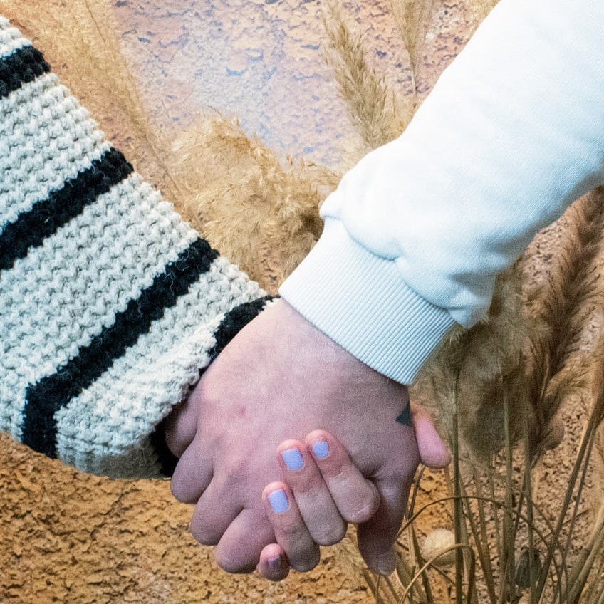 Moment of connection guided by a relationship therapist